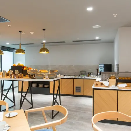 מלון Courtyard By Marriott 4*