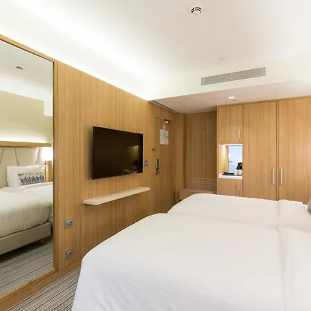 מלון Courtyard By Marriott 4*