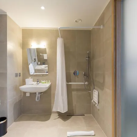 מלון Courtyard By Marriott 4*