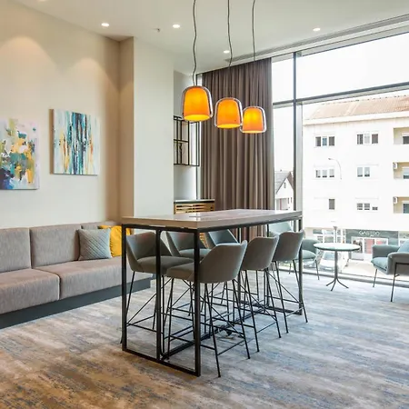 Courtyard By Marriott באניה לוקה