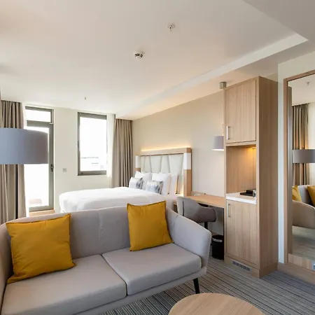 Courtyard By Marriott מלון