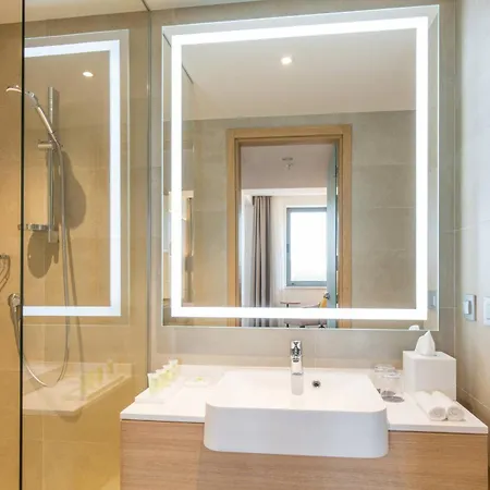 מלון Courtyard By Marriott 4*