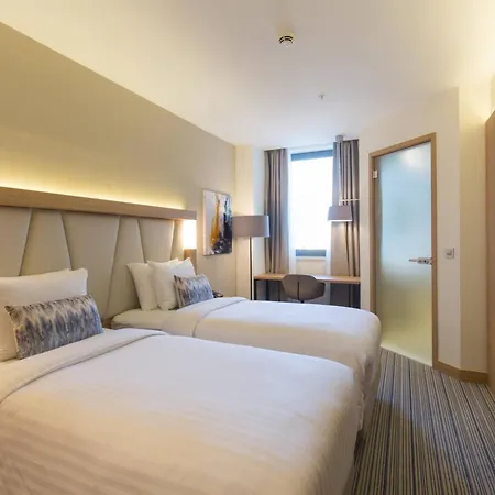 Courtyard By Marriott באניה לוקה
