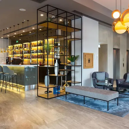 Courtyard By Marriott באניה לוקה
