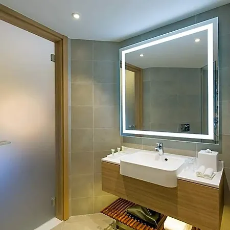 Courtyard By Marriott באניה לוקה
