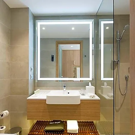 מלון Courtyard By Marriott 4*