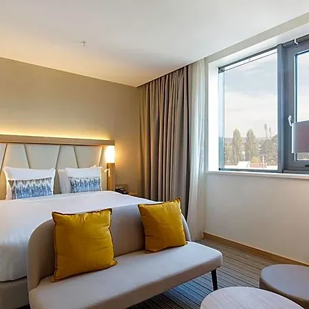 Courtyard By Marriott מלון