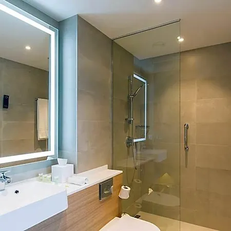 מלון Courtyard By Marriott 4*