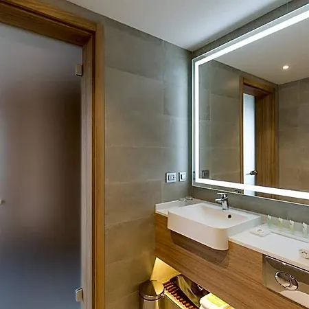 Courtyard By Marriott באניה לוקה