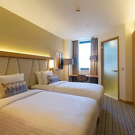 מלון Courtyard By Marriott 4*