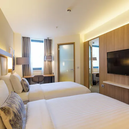 Courtyard By Marriott באניה לוקה